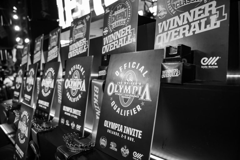– Donde ayer descansaban las tarjetas “Pro Card” hoy lucen las invitaciones para el Olympia de Orlando –