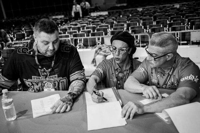 – El equipo que controlará el Backstage y la subida a la tarima repasa sus notas –