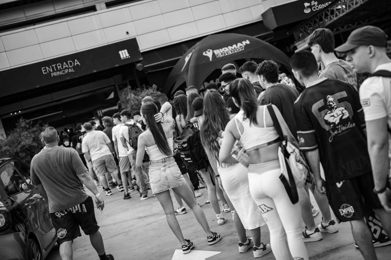 – El público espera la apertura de las puertas –